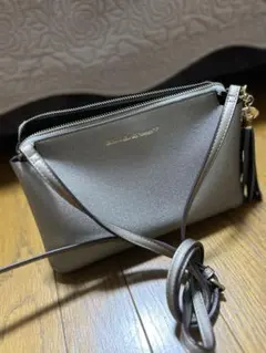 グレー ショルダーバッグ タッセル付きのサムネイル
