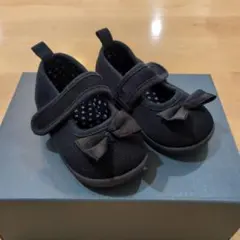 黒いリボン付きバレエシューズ