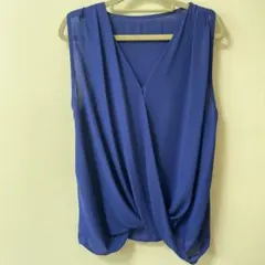 青いノースリーブVネックトップス