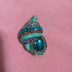 ターコイズブルーの貝殻型ブローチ