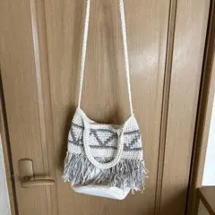 フリンジ付き編みバッグ ホワイト/グレー