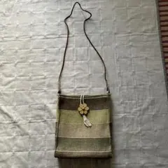 緑系ストライプ ポシェット 花モチーフ付き細い革紐ストラップ
