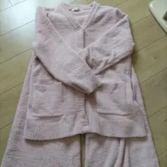 フワフワルームウェアピンクカーディガンとパンツセット。