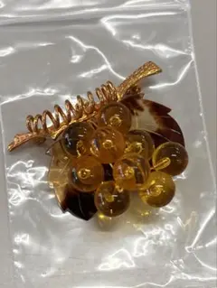 【レトロ可愛い】葡萄（ぶどう）モチーフ ブローチ べっ甲調 琥珀色 フルーツのサムネイル