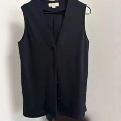 黒のノースリーブベスト