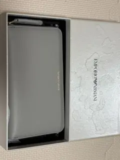 【新品未使用】EMPORIO ARMANI ラウンドジップ長財布 グレー 箱付きのサムネイル