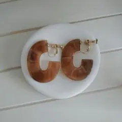 ブラウン·ベージュ系 C型 フープイヤリング ゴールド