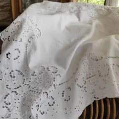 ヴィンテージリネン ホワイトワーク手刺繍 花モチーフ トロフィー型プランター ヴィンテージリネン ホワイトワーク手刺繍 花モチーフ トロフィー型