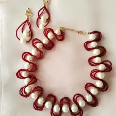 個性的なデザインのネックレスとイヤリングのセット