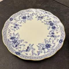 NARUMI 青い花柄の装飾が施された皿