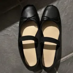 ブラックリボン付きバレエシューズ