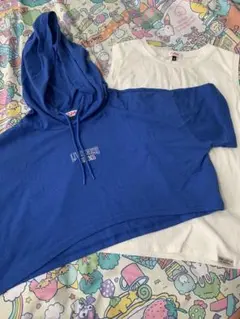 青フード付きTシャツと白タンクトップセット