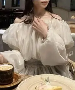 JUNOAH オフショルシアーボリュームブラウス　アイボリー Sサイズ