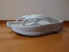 OOFOS　ウーフォス　Oomega Thong ホワイトのサムネイル