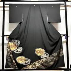 黒留袖 雪輪に宝尽くし 松竹梅 金彩 金駒刺繍 KK-1807 黒留袖 雪輪に宝尽くし 松竹梅 金彩 金駒刺繍 KK-1807 - メルカリ