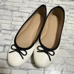 リボン付きホワイトフラットシューズ
