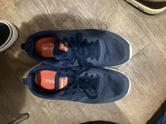 レッド スニーカー