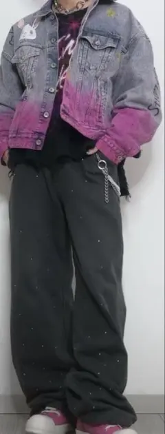 デニムジャケット、ニット、パンツ、靴