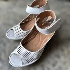 Clarks ホワイトオープントゥサンダル