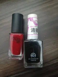 ネイルホリックの赤と漆黒　黒色のマニキュアのサムネイル