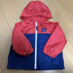 赤と青のフード付きアウター