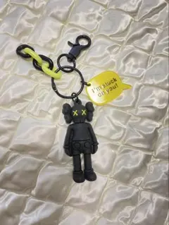 ブラック×イエロー キーホルダー フィギュア　KAWS