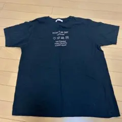 黒いプリントTシャツ