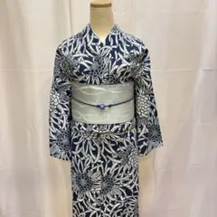 灰青色の地に、一面に染められた楓が清々しく上品な藍染めの浴衣です 紺の地にろうけつ染めの四季の花々が華やかに上品な藍染めの浴衣です