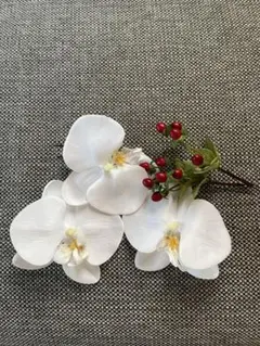 白い胡蝶蘭のヘッドドレス 3輪　赤い実　2本セット
