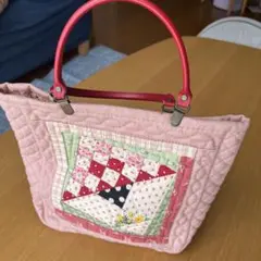 パッチワークキルトしたピンクのバッグ