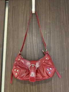 赤いフラップ付きショルダーバッグ
