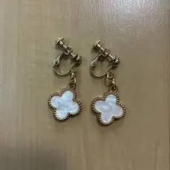 ホワイトシェル　クローバー　イヤリング