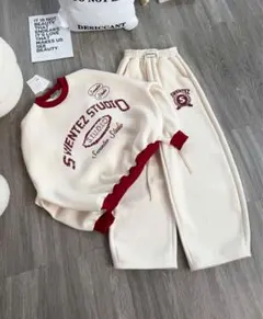 スウェットセットアップ クリーム色 赤暖かい