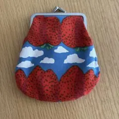 値下げ！Marimekko がま口 ポーチ いちご柄のサムネイル