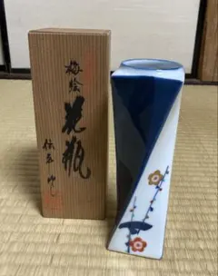 有田焼　伝平　梅絵花瓶　高さ約18㎝のサムネイル
