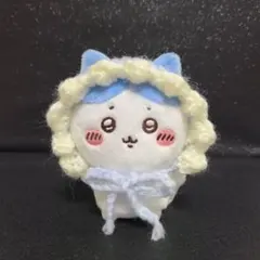 ちいかわ　おすわり ぬいぐるみ　ハチワレ　フリル付きボンネット ブルー