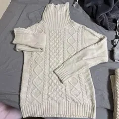アイボリー ケーブルニット タートルネックセーター
