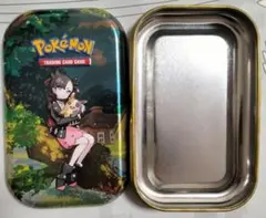 【海外】マリィ　缶ダメカンケース　mini tin ポケモンカードのサムネイル