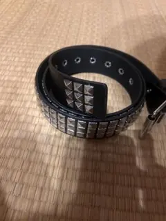 スタッズ装飾の黒いメンズベルト