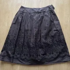 刺繍入りグレーひざ丈フレアスカート