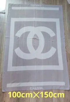 マ*ン様 CHANEL 大判スカーフ/パレオ　グレー ✕ホワイト　ロゴ入り