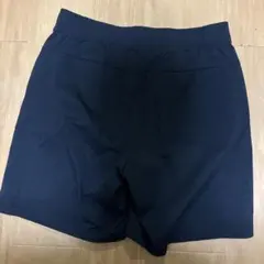 黒のショートパンツ ゴムウエスト ポケット付き