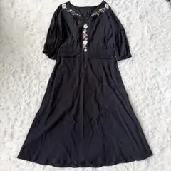 ローラアシュレイ　刺繍　ロングワンピース　花柄　コットン　黒　Vネックのサムネイル