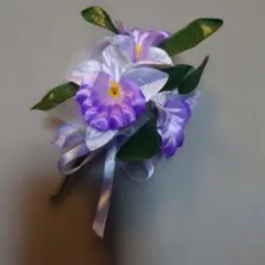 紫と白のコサージュ