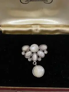 小さなブローチ　ゆれる❇︎❇︎❇︎シェル風 ヴィンテージ