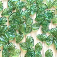 葉っぱ 葉 リーフ 小 緑 ビーズ 50枚 ハンドメイド パーツ