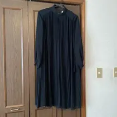 黒のプリーツロングドレス