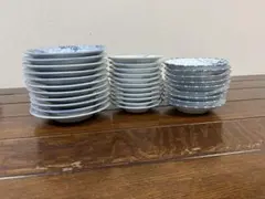 青い花模様の皿セット　(約30枚)
