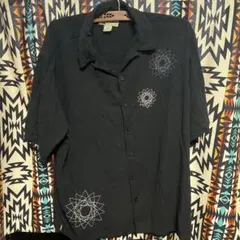 幾何学模様刺繍 半袖ボタンシャツ 黒