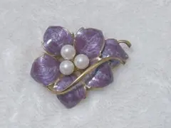 紫色の花びらとパールのブローチ